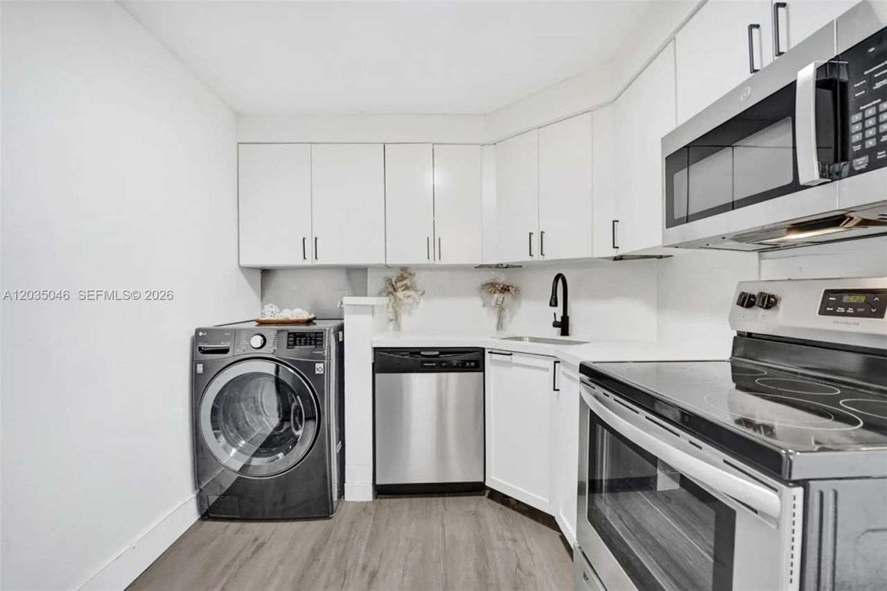 5225 Collins Ave , Unit 1606, Miami Beach, FL 33140 Photo