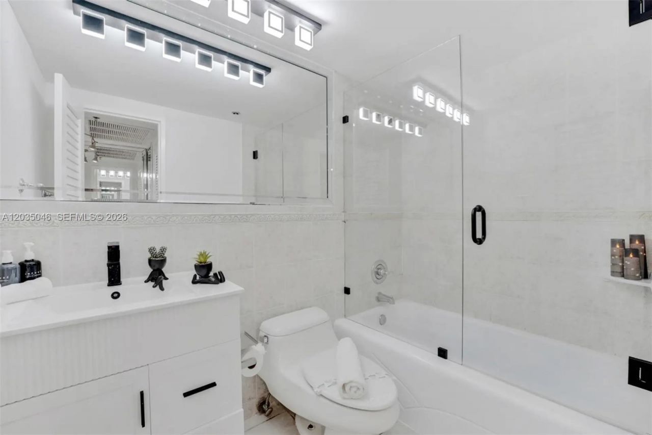 5225 Collins Ave , Unit 1606, Miami Beach, FL 33140 Photo