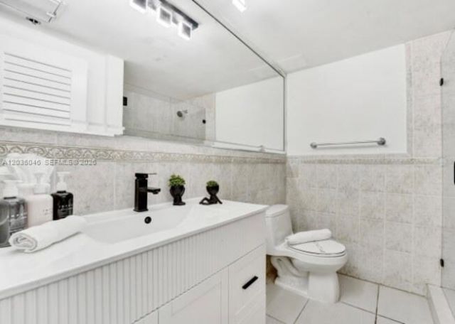 5225 Collins Ave , Unit 1606, Miami Beach, FL 33140 Photo