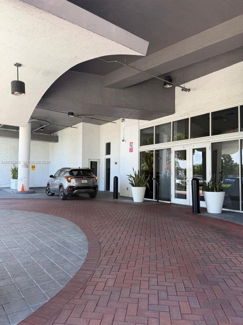 1 Glen Royal Pkwy, Unit 1006, Miami, FL 33125 Photo