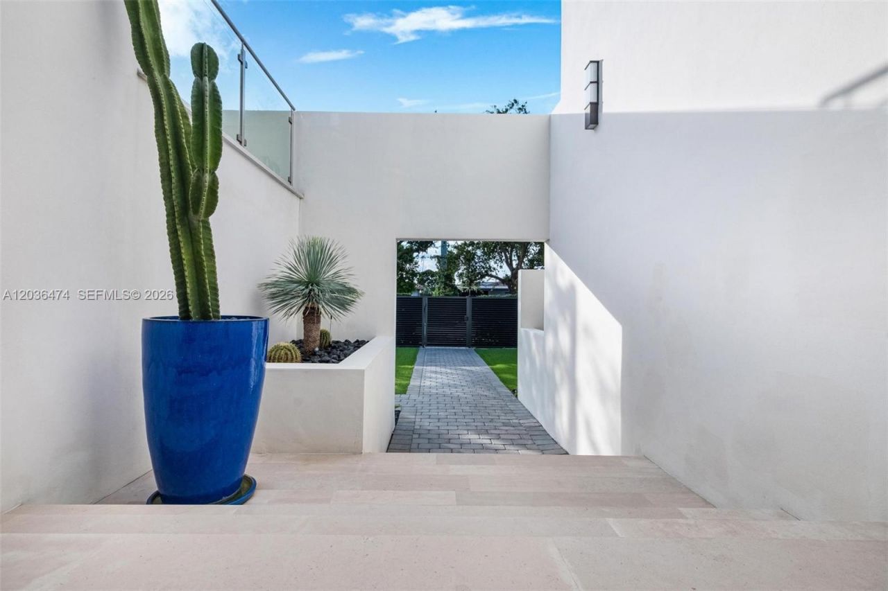 470 S Shore Dr, Miami Beach, FL 33141 Photo
