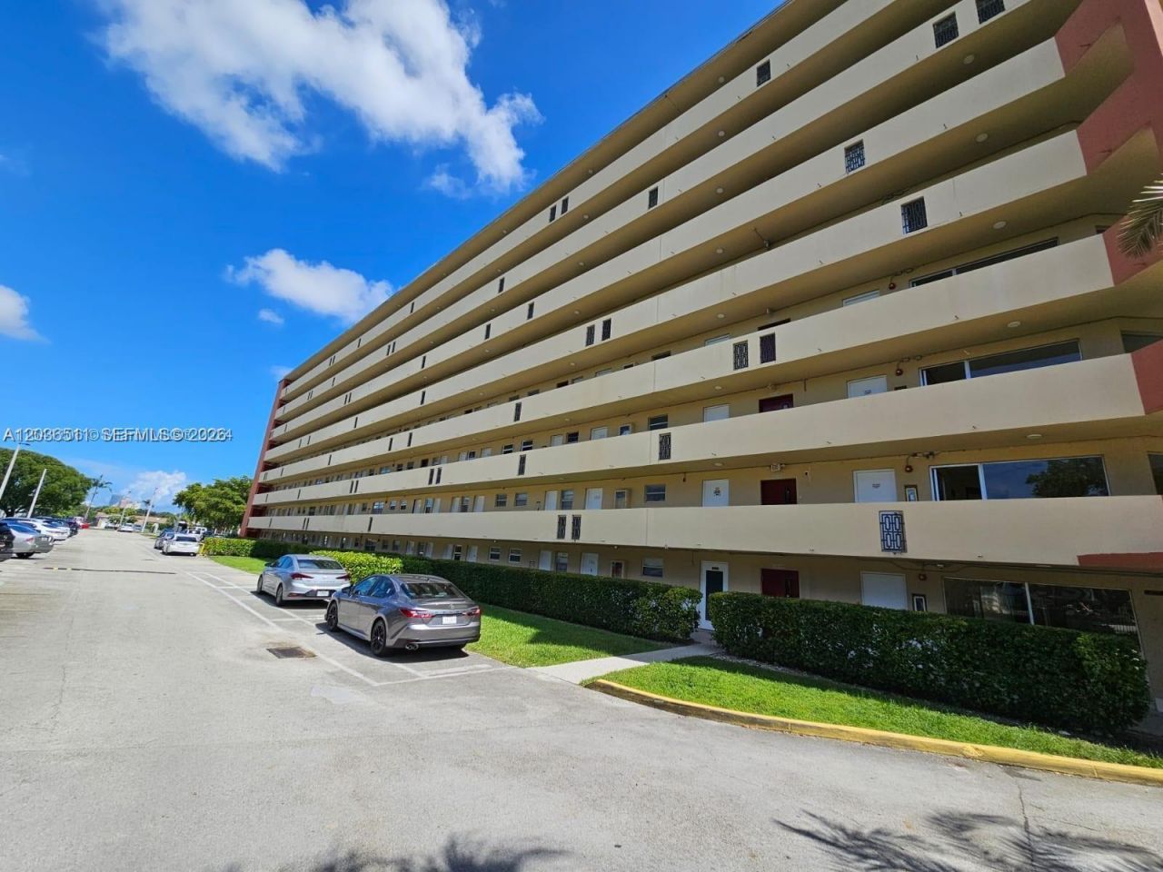 1770 NE 191st St, Unit 700-1, Miami, FL 33179 Photo