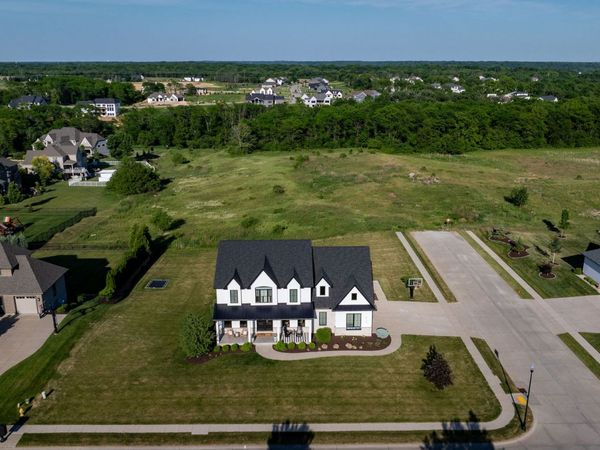5175 Pigeon Creek Trail , Bettendorf, IA 52722