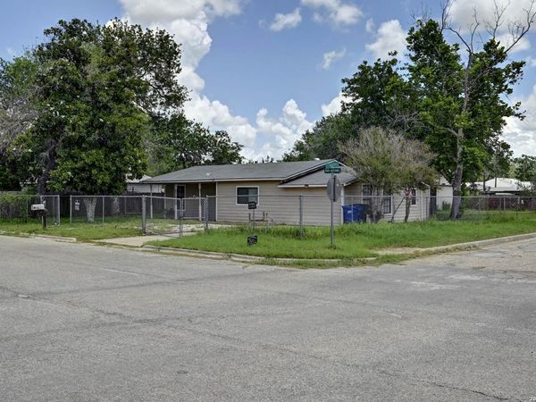 904 San Antonio, Pleasanton, TX 78064
