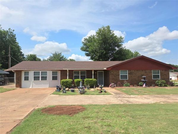 702 W Country Club Road, Chickasha, OK 73018