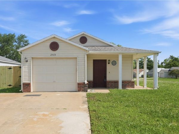 2515 SE 4th Street , Bentonville, AR 72712