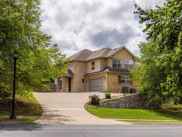 3901 NW Creekstone Boulevard , Bentonville, AR 72712