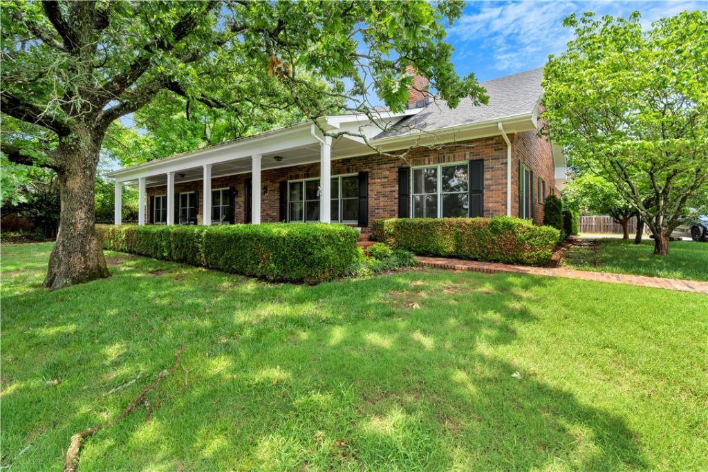 1141 E Ridgeway Drive , Fayetteville, AR 72701 Main Photo