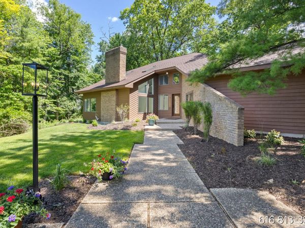 1860 Beard Drive SE, Grand Rapids, MI 49546