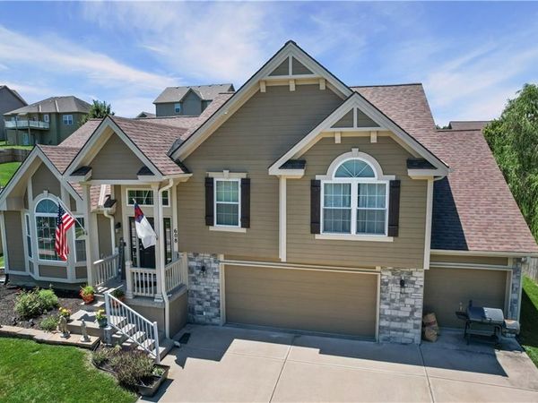 608 COACH LIGHT Circle, Smithville, MO 64089