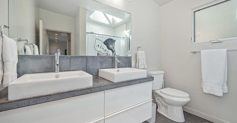 2210 Blues Aly, Sacramento, CA 95816 Photo