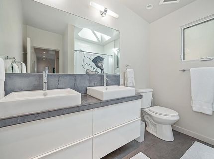 2210 Blues Aly, Sacramento, CA 95816 Photo