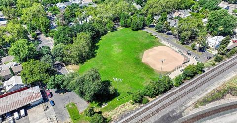 2210 Blues Aly, Sacramento, CA 95816 Photo