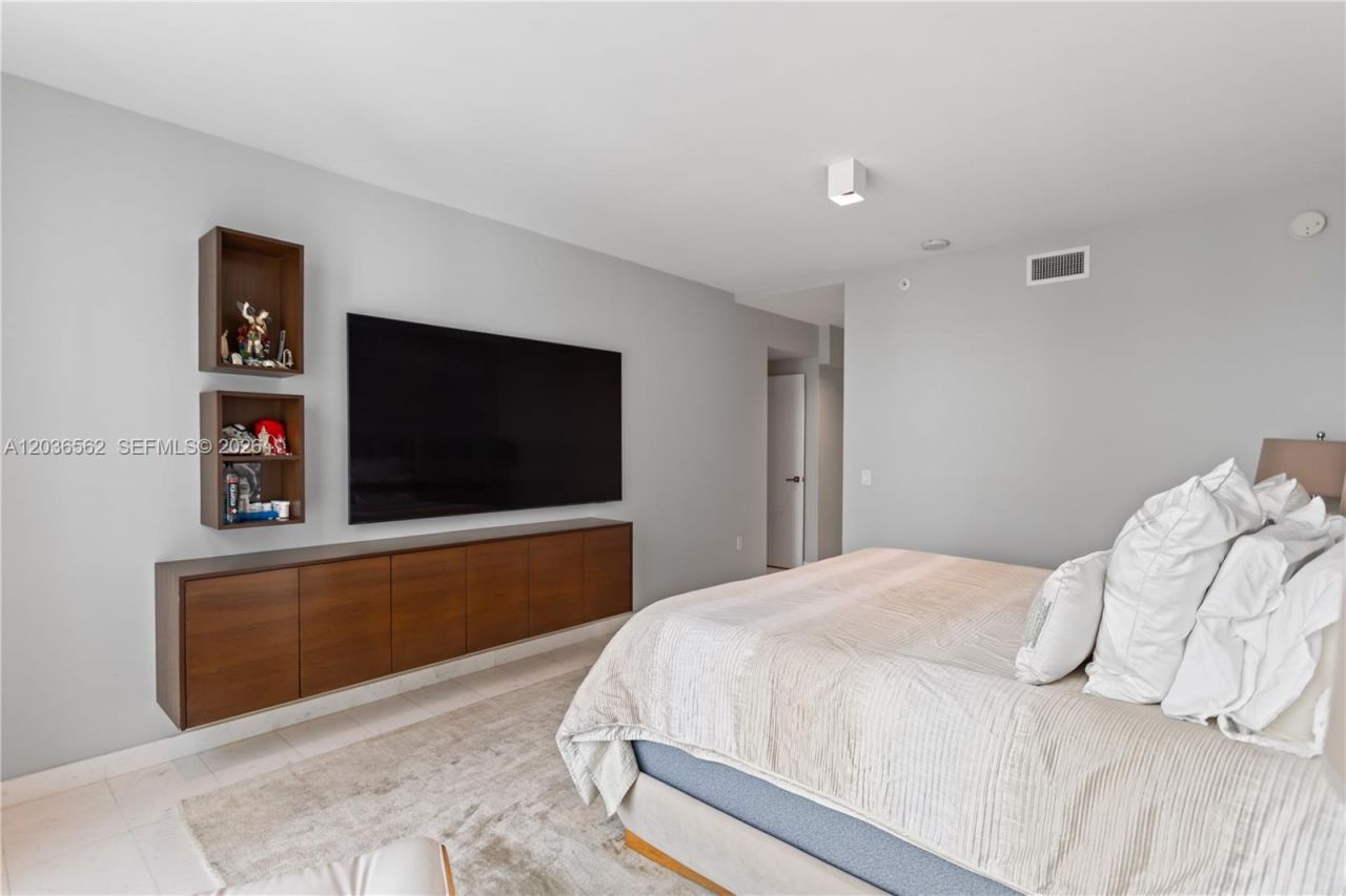 1080 Brickell Ave , Unit 3300, Miami, FL 33131 Photo