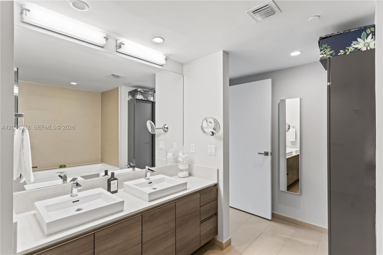 1080 Brickell Ave , Unit 3300, Miami, FL 33131 Photo