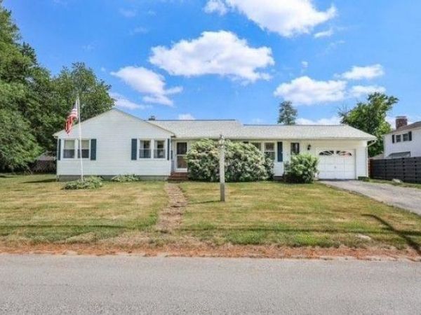 68 Robinson Road, Nashua, NH 03060