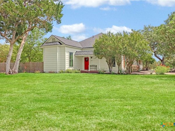 605 E Donegan Street , Seguin, TX 78155