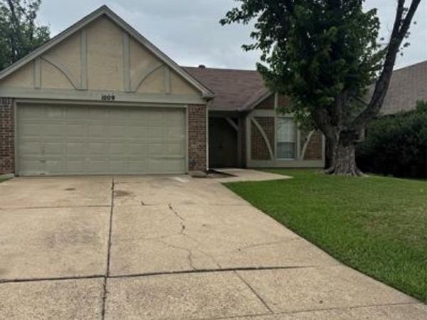 1009 Danforth Court, Arlington, TX 76017
