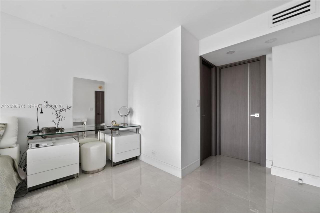 231 174th St , Unit 818, Sunny Isles Beach, FL 33160 Photo