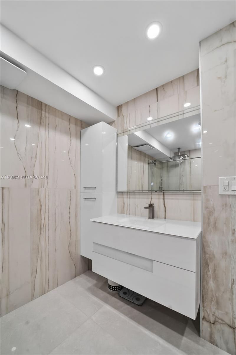 231 174th St , Unit 818, Sunny Isles Beach, FL 33160 Photo