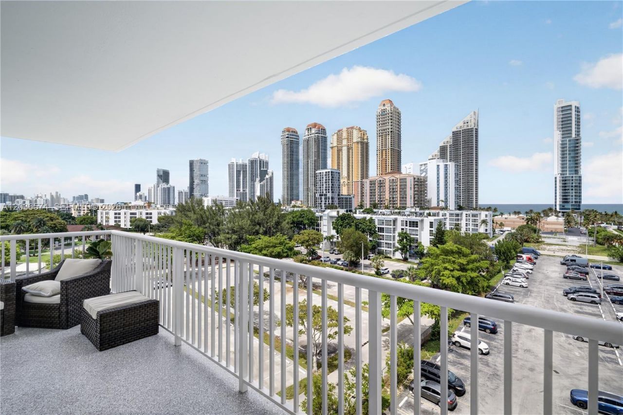 231 174th St , Unit 818, Sunny Isles Beach, FL 33160 Photo