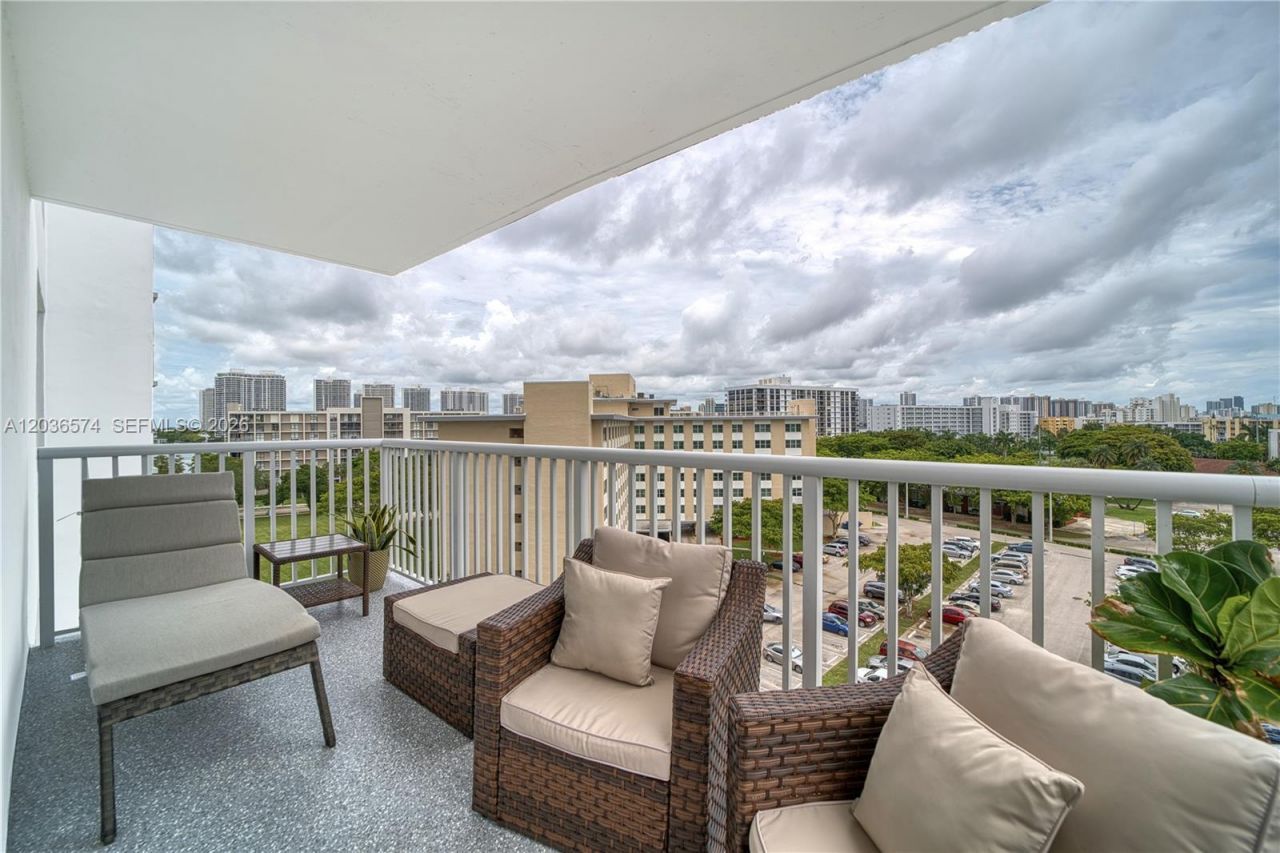 231 174th St , Unit 818, Sunny Isles Beach, FL 33160 Photo