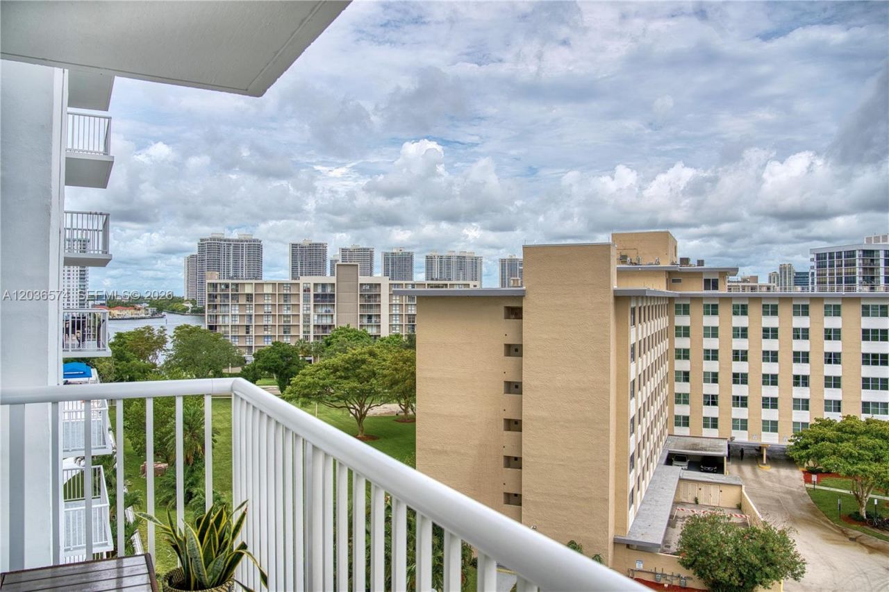 231 174th St , Unit 818, Sunny Isles Beach, FL 33160 Photo