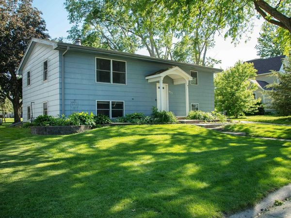 1923 4th Ave NW , Waverly, IA 50677