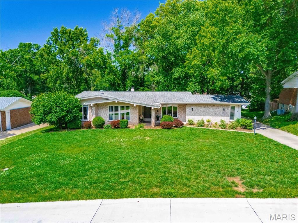 341 Elmcrest Drive, Ballwin, MO 63011 Main Photo