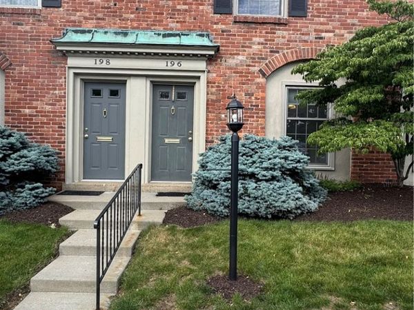 196 Jamestown Dr , Pittsburgh, PA 15216