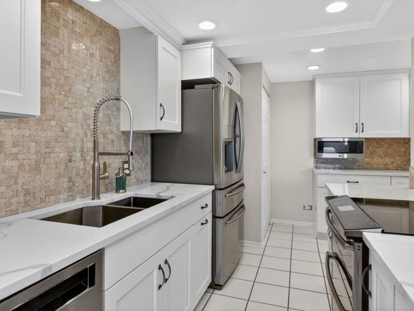 6340 AMERICANA Drive , Unit 606, Willowbrook, IL 60527