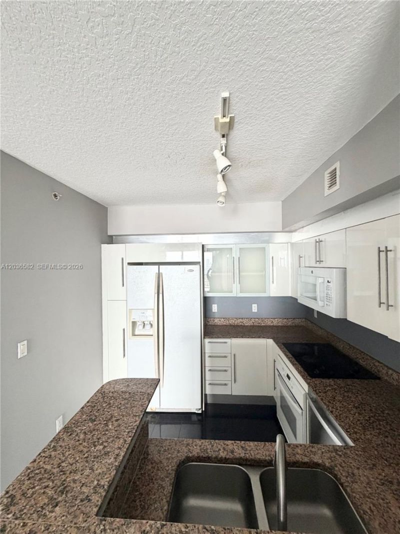335 Biscayne Bl, Unit 4200, Miami, FL 33131 Photo