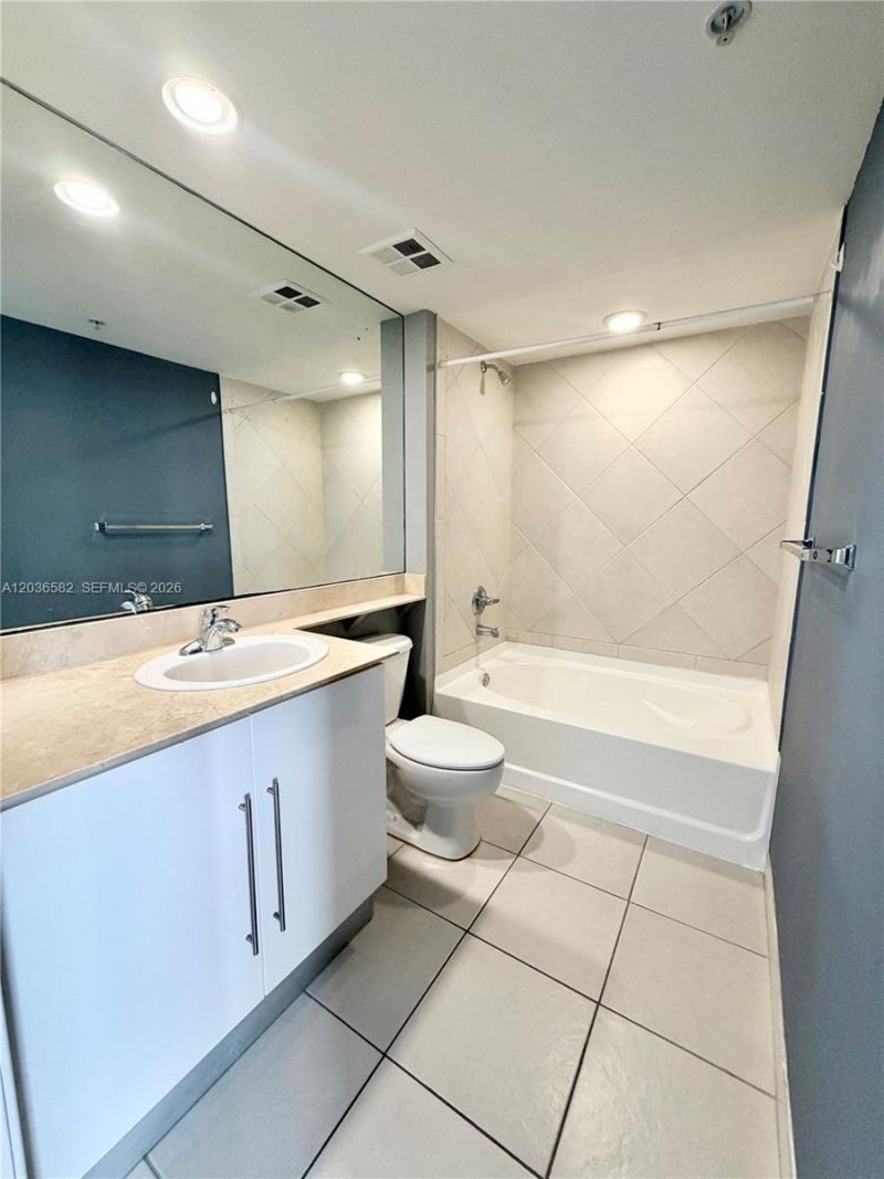 335 Biscayne Bl, Unit 4200, Miami, FL 33131 Photo