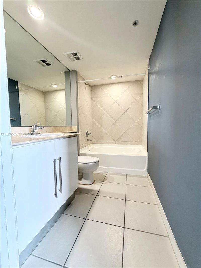 335 Biscayne Bl, Unit 4200, Miami, FL 33131 Photo