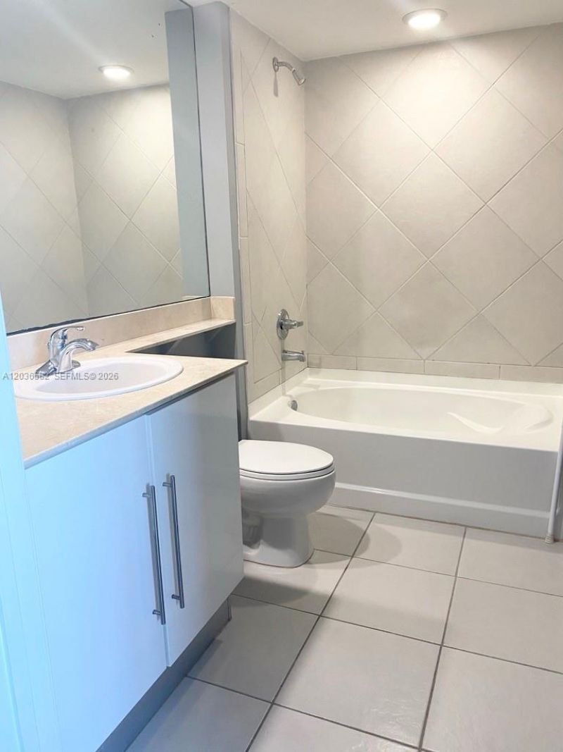 335 Biscayne Bl , Unit 4200, Miami, FL 33131 Photo