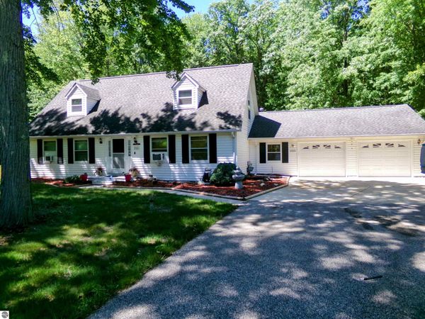 2341 Cherrywood Drive E, Midland, MI 48640