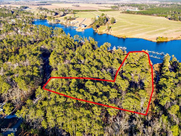 64 Shoreline Court , Oriental, NC 28571