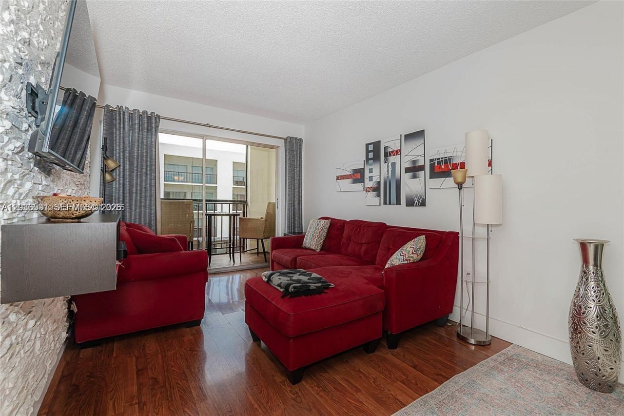 201 S 178th Dr, Unit 426, Sunny Isles Beach, FL 33160 Photo
