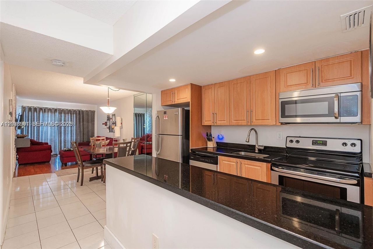 201 S 178th Dr, Unit 426, Sunny Isles Beach, FL 33160 Photo