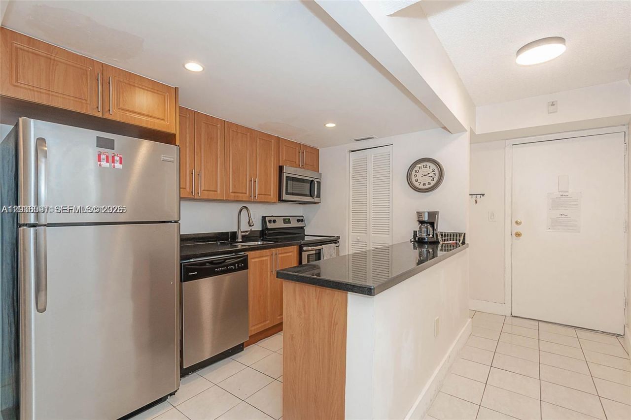 201 S 178th Dr, Unit 426, Sunny Isles Beach, FL 33160 Photo