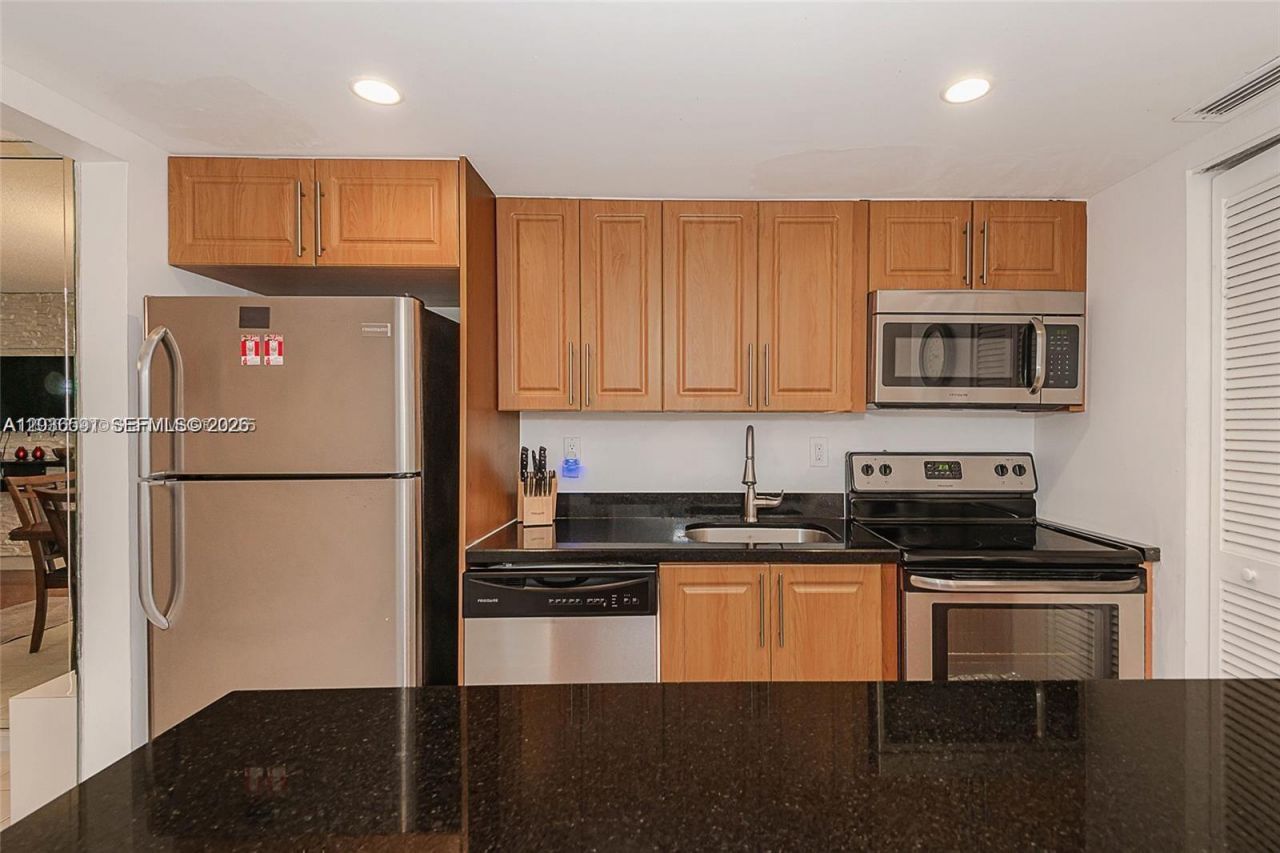201 S 178th Dr, Unit 426, Sunny Isles Beach, FL 33160 Photo