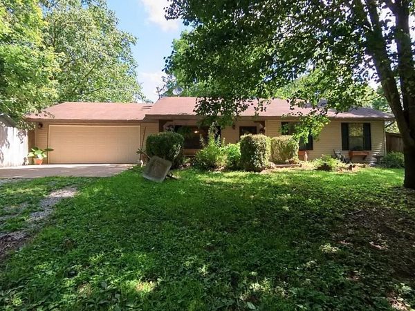 5515 Private Road 1200 , West Plains, MO 65775