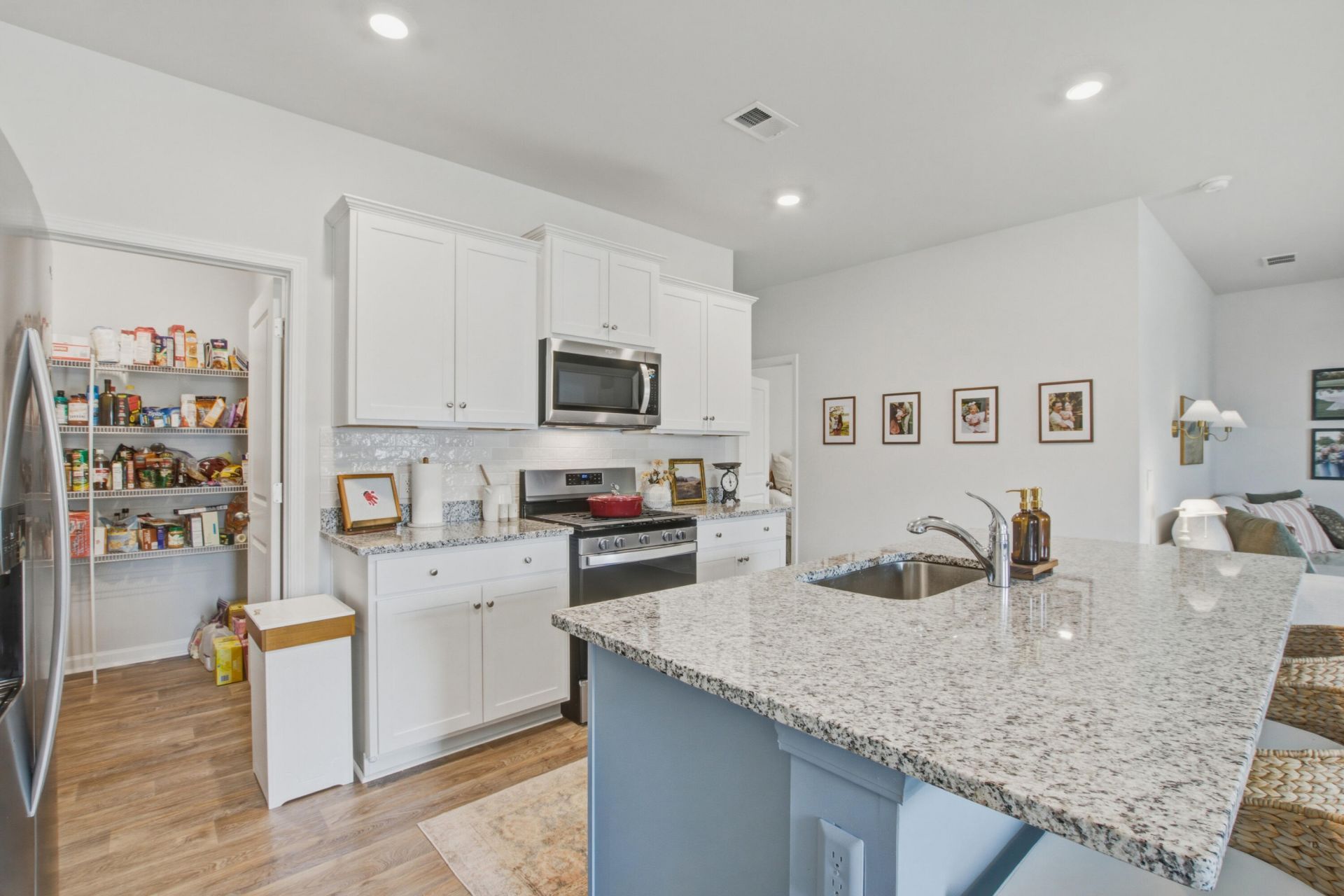 200 Watersglen Drive Photo 19