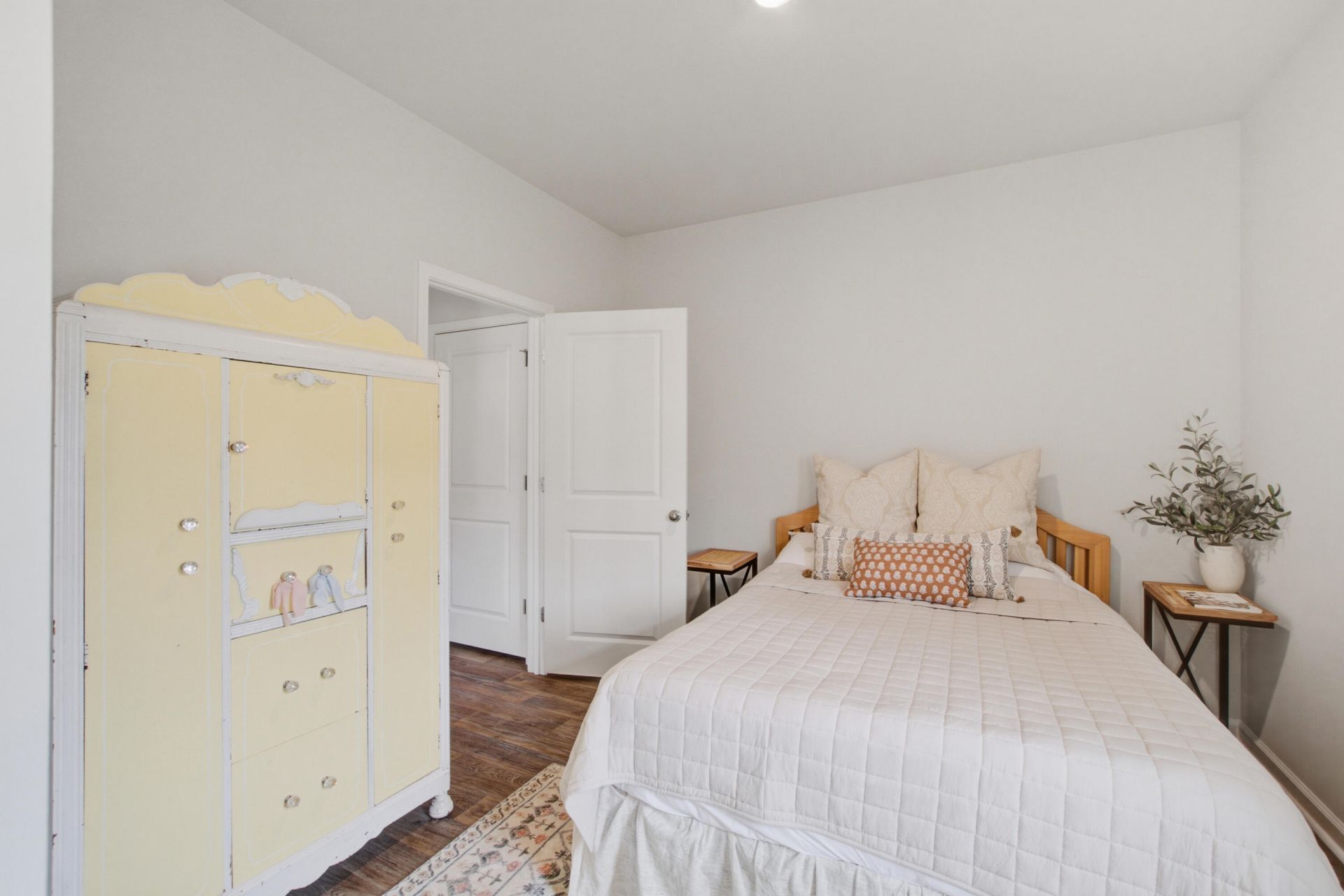200 Watersglen Drive Photo 22