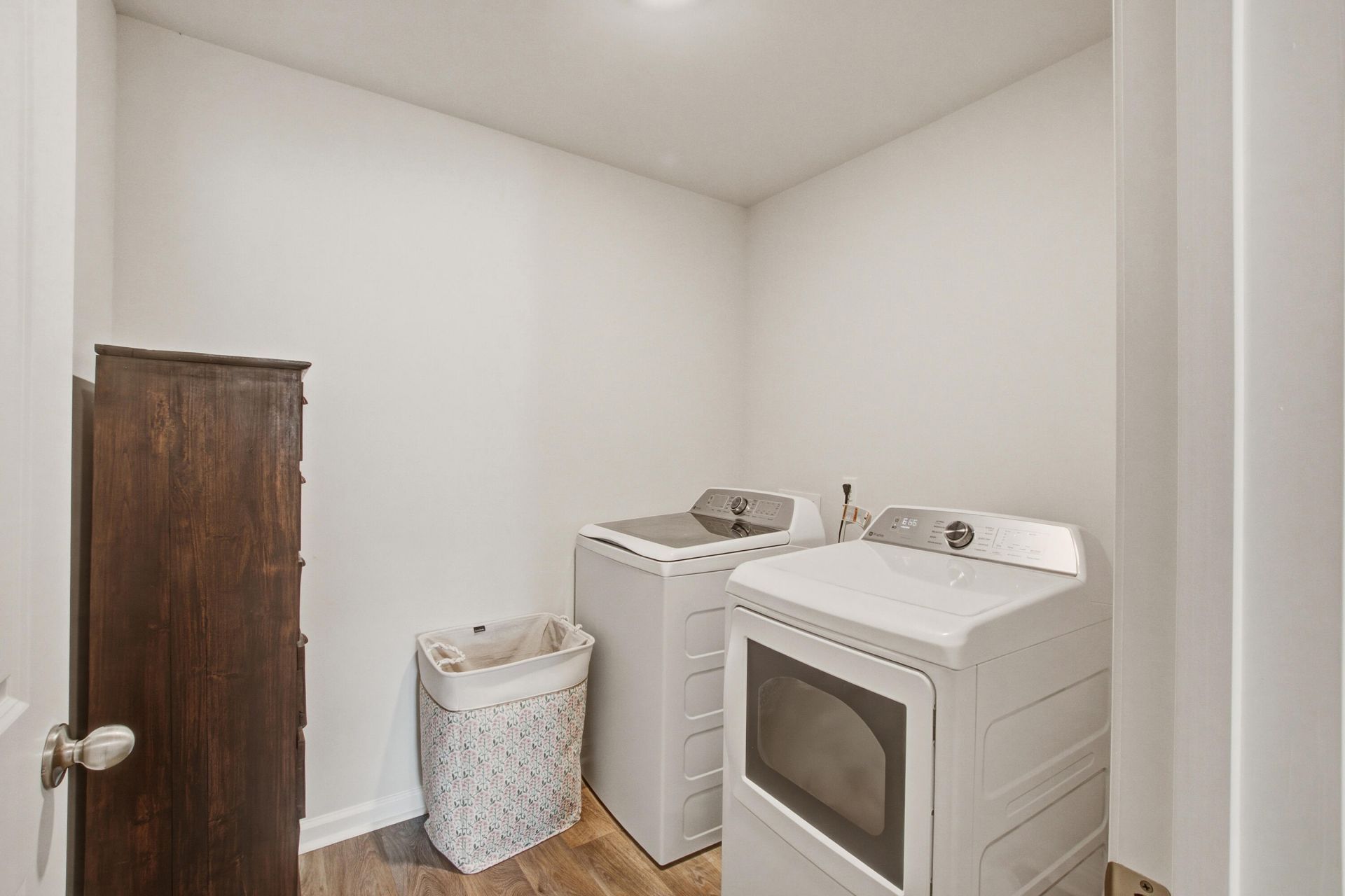 200 Watersglen Drive Photo 34