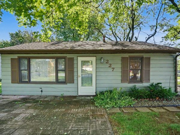 227 S 14th Street , Le Claire, IA 52753