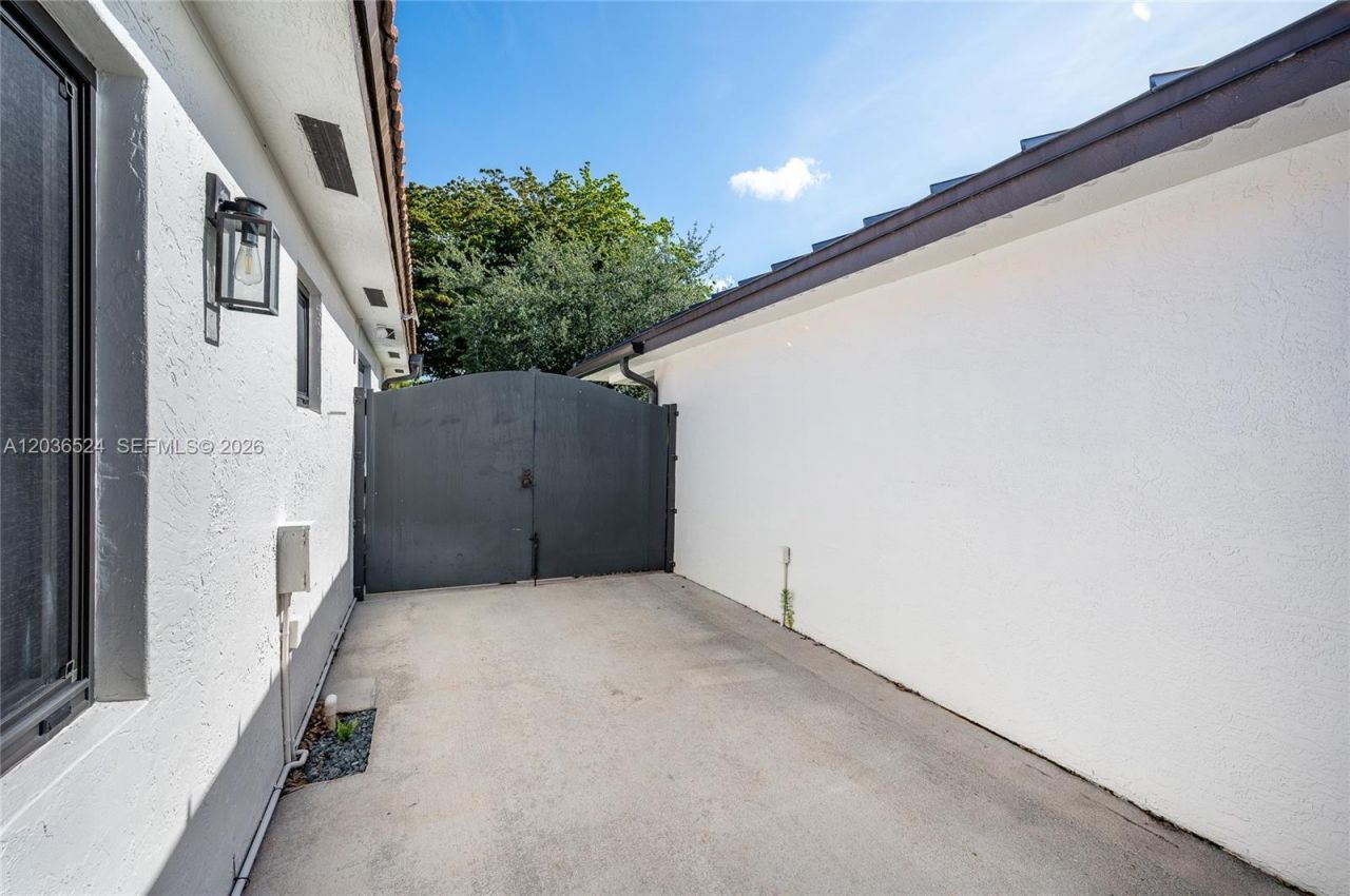 8724 NW 149th Ter , Miami Lakes, FL 33018 Photo