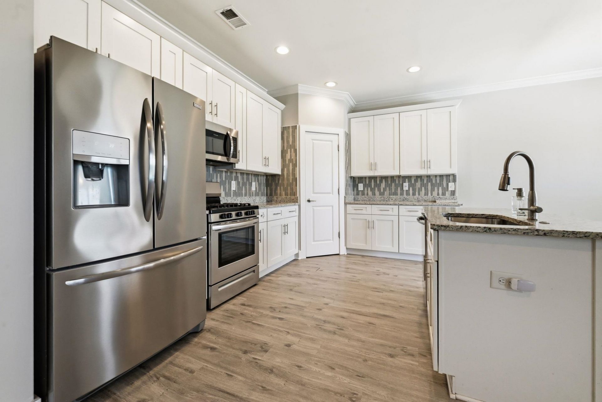 643 Belmont Dr.  Photo 10
