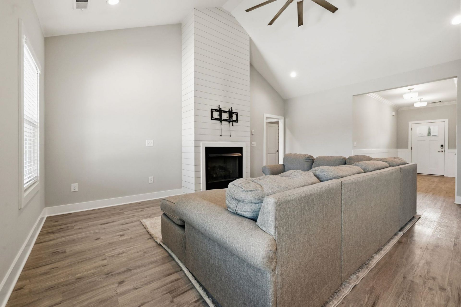 643 Belmont Dr.  Photo 8