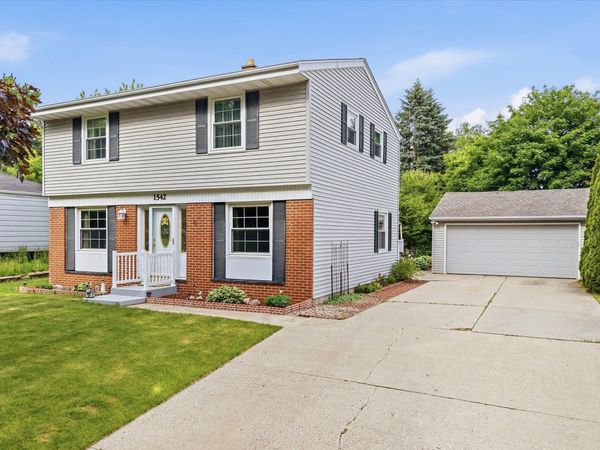 1542 N Lakeview Ave, Port Washington, WI 53074